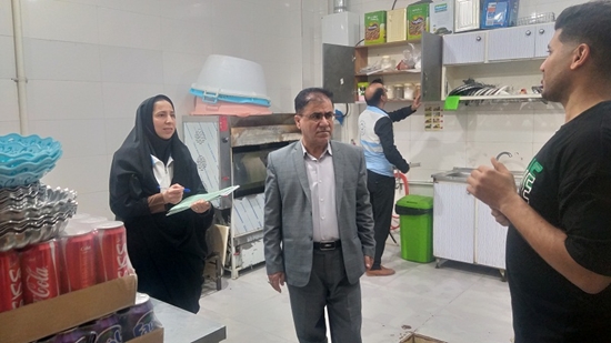 بازدید مدیر شبکه بهداشت و درمان از مراکز تهیه و توزیع مواد غذایی 